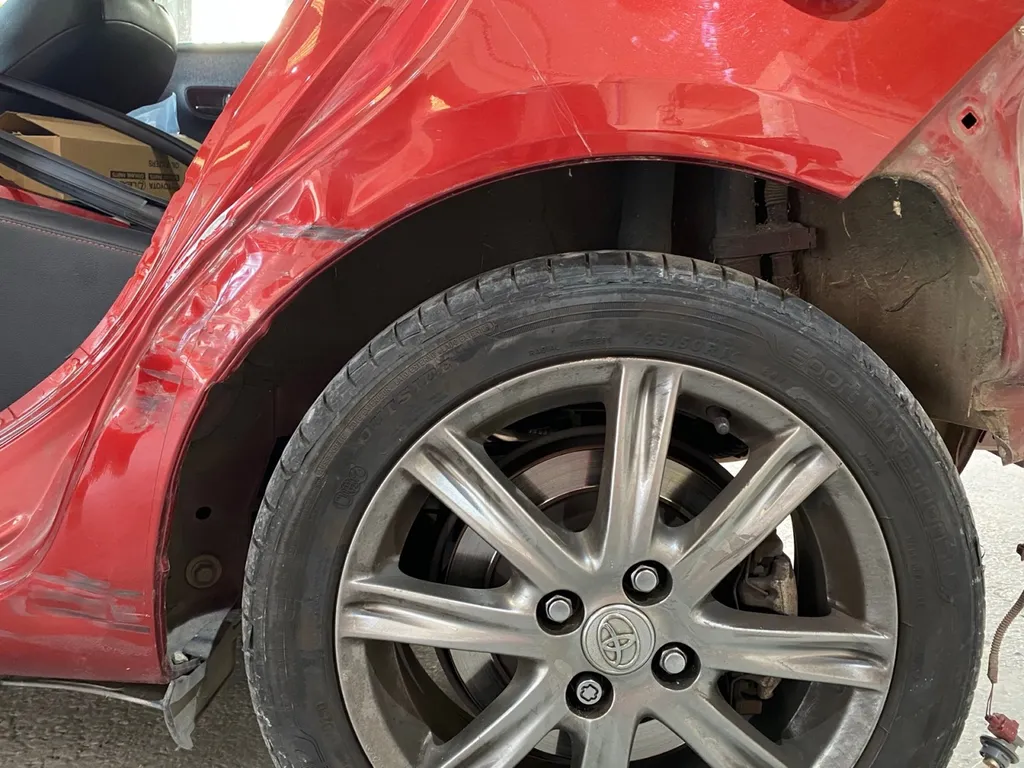 Réparation suite à un accrochage avec remplacement de l’aile arrière de cette Toyota Yaris