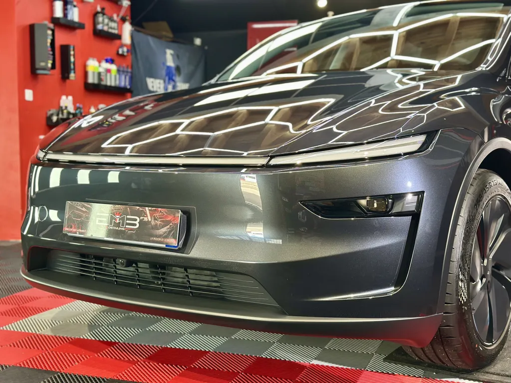 traitement céramique chez EMB DETAILING spécialiste Tesla sur Vaugneray 