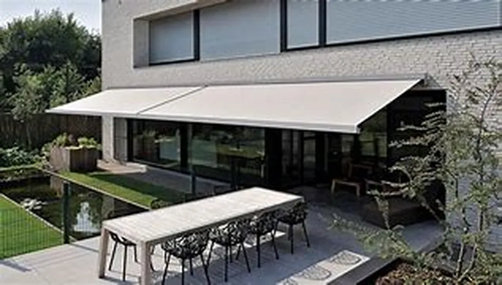 Grande largeur pour cette pose de store banne sur maison contemporaine à Colonge au mont d'or.