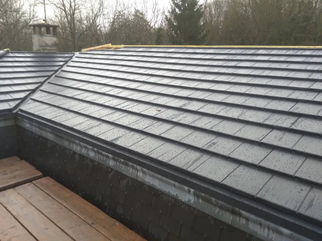 Tuiles métalliques plates METROTILE QUBE ACOUSTIC CLERGE COUVERTURE Toiture en cours 3de5