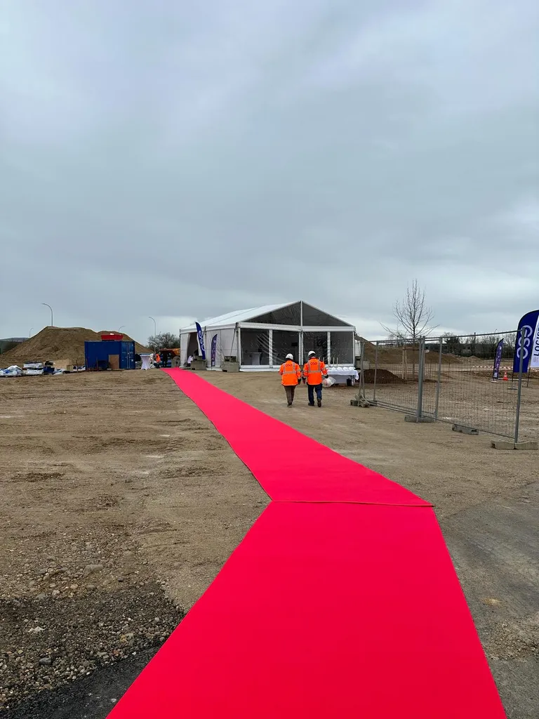 Organisation et coordination d'un événement chantier à Marseille lors d'une cérémonie de pose de première pierre réunissant partenaires institutionnels et acteurs du BTP