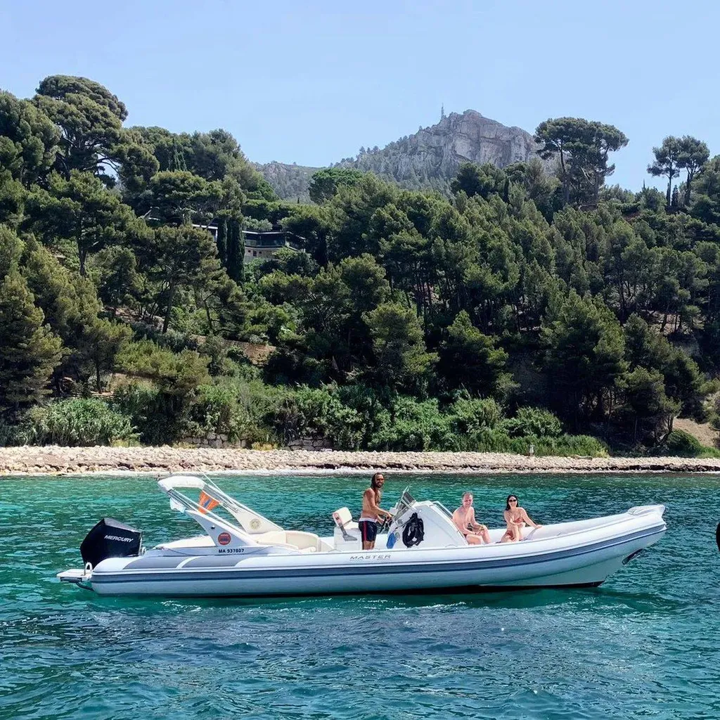 Détendez-vous sur la plage de galets de l'Anse de l'Arène avec L'Eden Boat 
