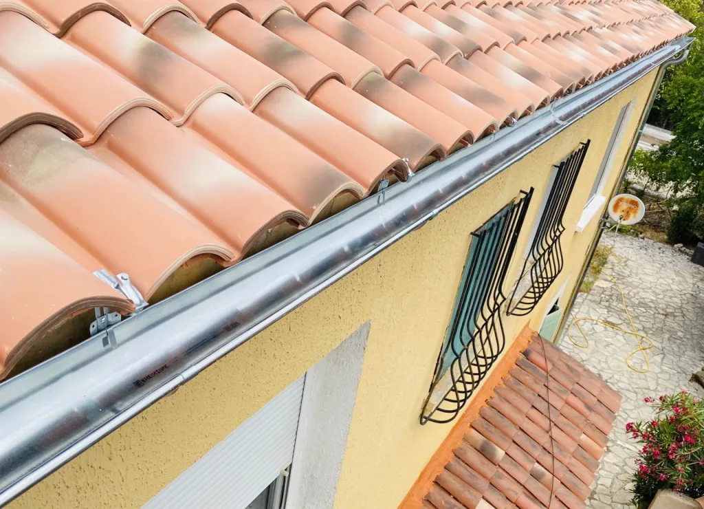 Remplacement d’une toiture de maison en tuiles Mécaniques Abeilles sur Aix en Provence