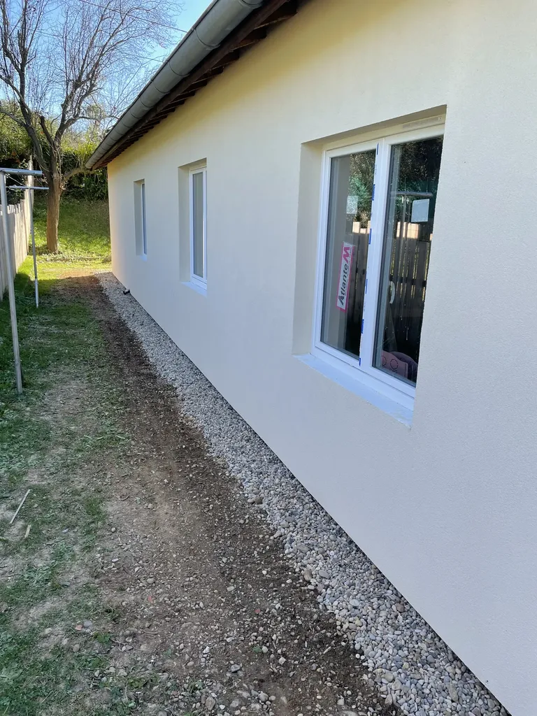 Maison après travaux d’isolation thermique extérieure à Villefranche-sur-Saône avant la pose des volets bois