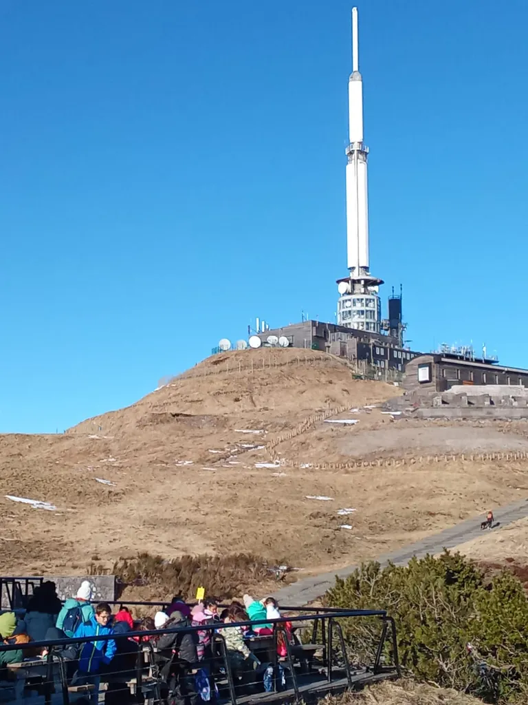 Séjour scolaire classe volcan en pension complète avec activités pédagogiques aux volcans d’Auvergne à Pontgibaud, Puy-de-Dôme.