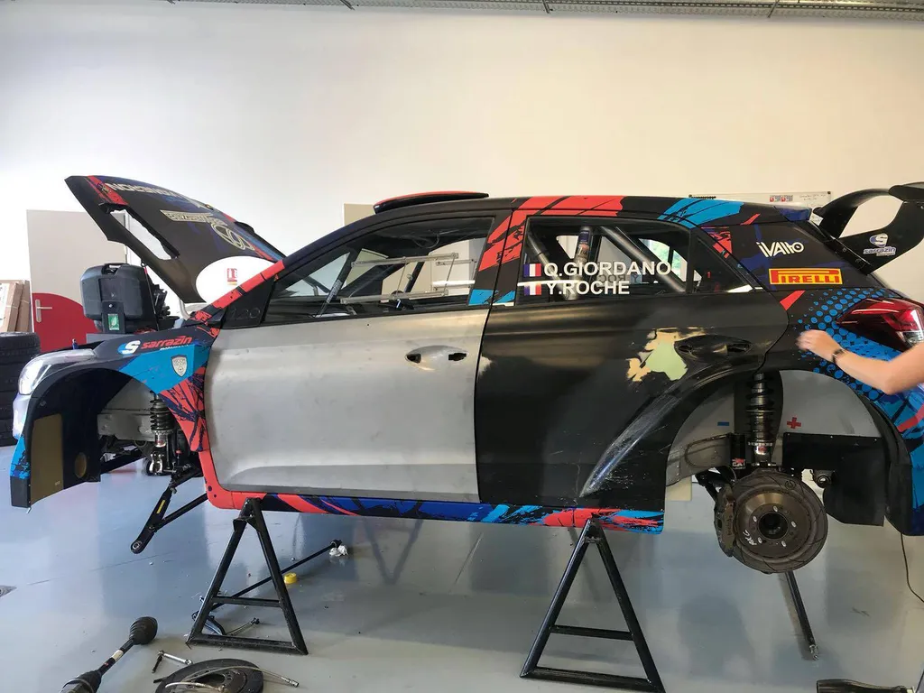 Pose covering sur mesure sur véhicule de compétition