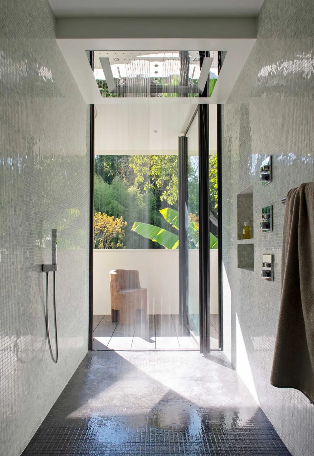 Installation d'une porte pivot minimaliste en aluminium sur Uzès, avec ouverture sur l'extérieur et double vitrage