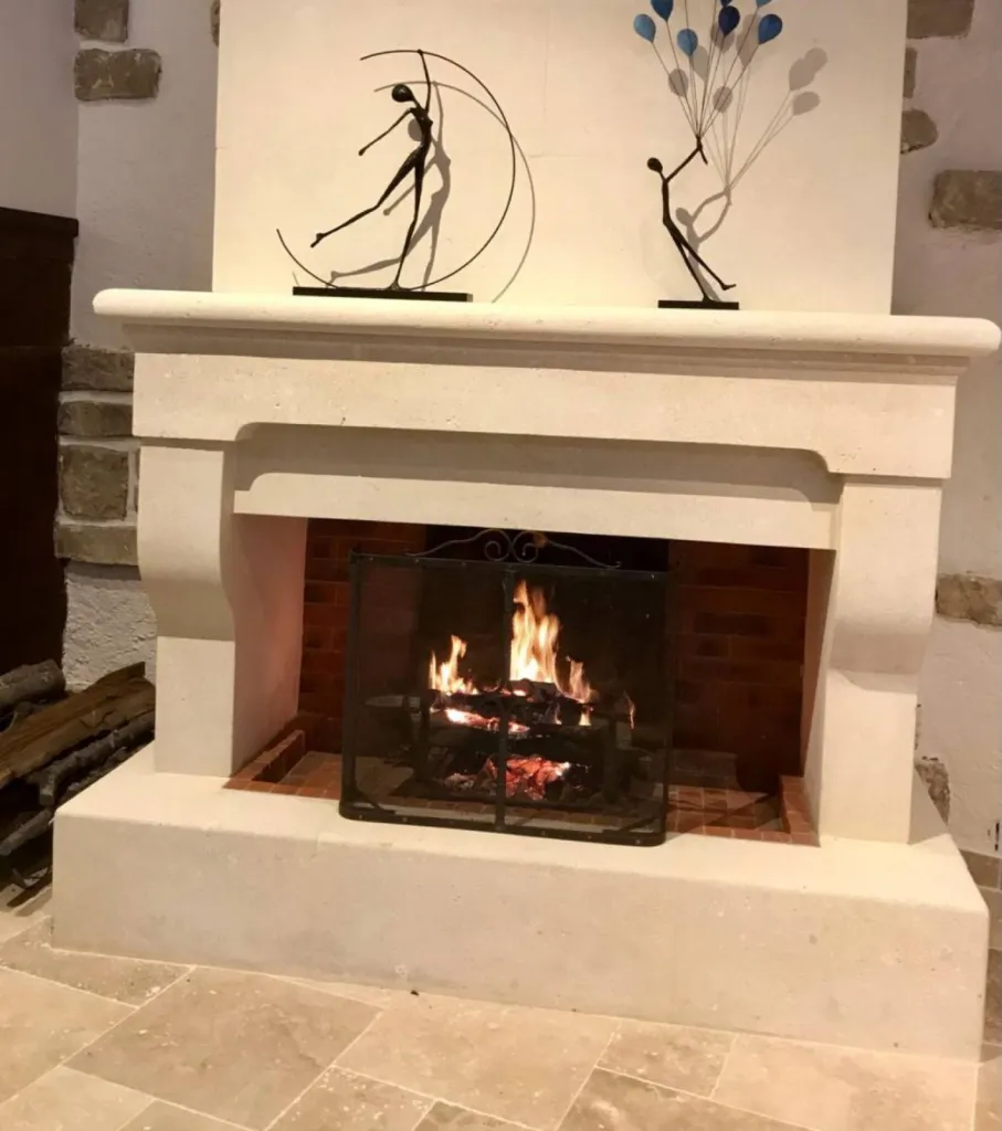 Cheminée en pierre de Beaulieu