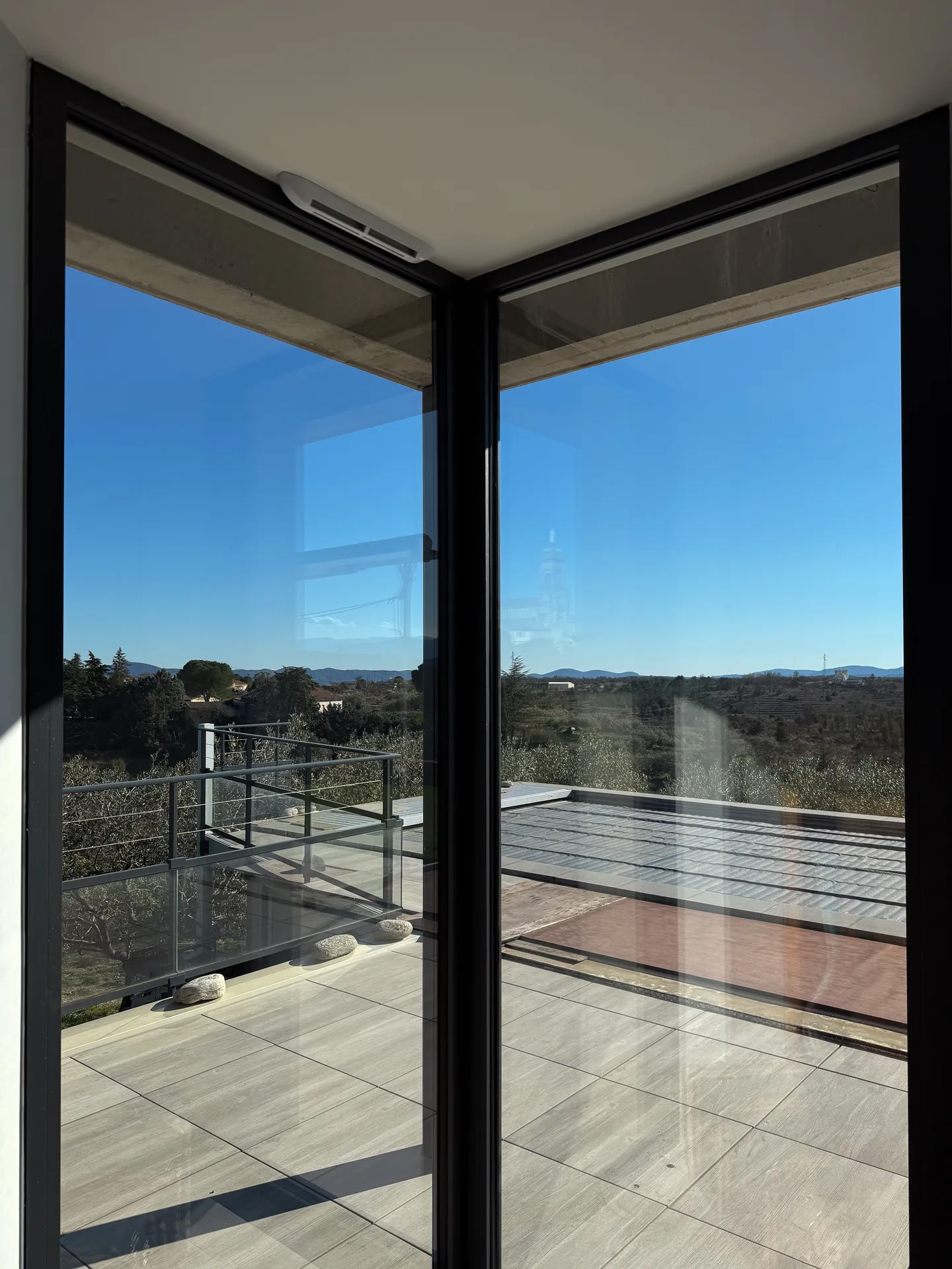 Menuiseries aluminium sur mesure avec BSO orientables : une réalisation RG Aluminium pensée pour la lumière et l’ouvertur