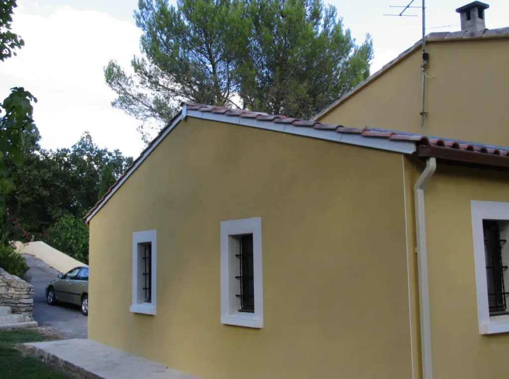 Pose de rives en zinc pour la protection durable et les finitions soignées de toiture traditionnelle dans l'Hérault