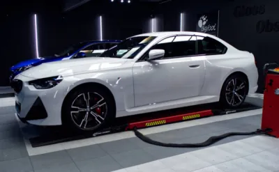 Pose experte du film de protection PPF XPEL sur cette BMW Série 2, assurant une carrosserie préservée même dans les conditions les plus exigeantes.