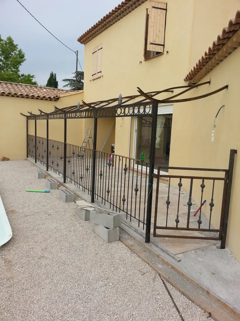 pergola en acier sur mesure modèle chapeau de gendarme