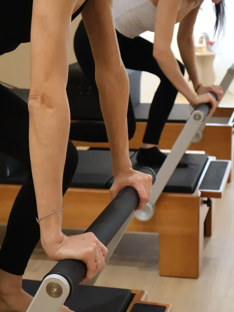 Cours de Pilates Reformer à Marseille 13007 : L'excellence du mouvement sur machine