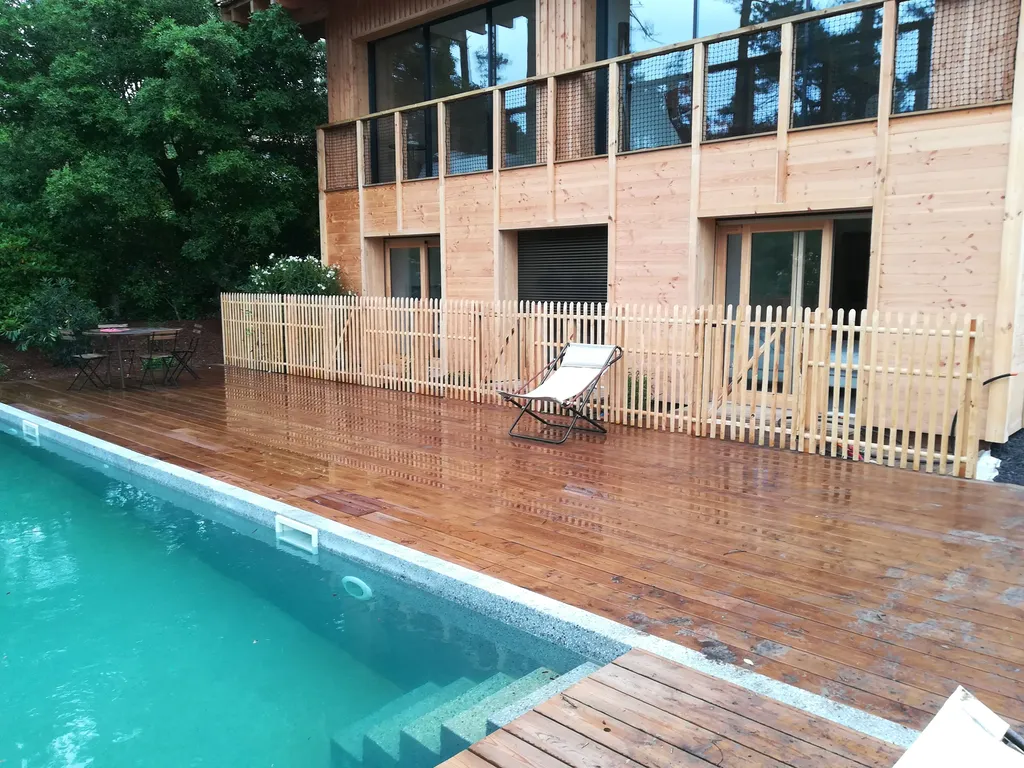 CREATION D'UNE TERRASSE EN BOIS AU PYLA SUR MER : ÉLÉGANCE NATURELLE ET INTEGRATION PAYSAGERE