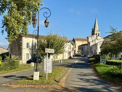 Vue paisible de Roullet‑Saint‑Estèphe, charmante commune charentaise idéale pour l’estimation de camping‑cars avec Horde d’Or. 