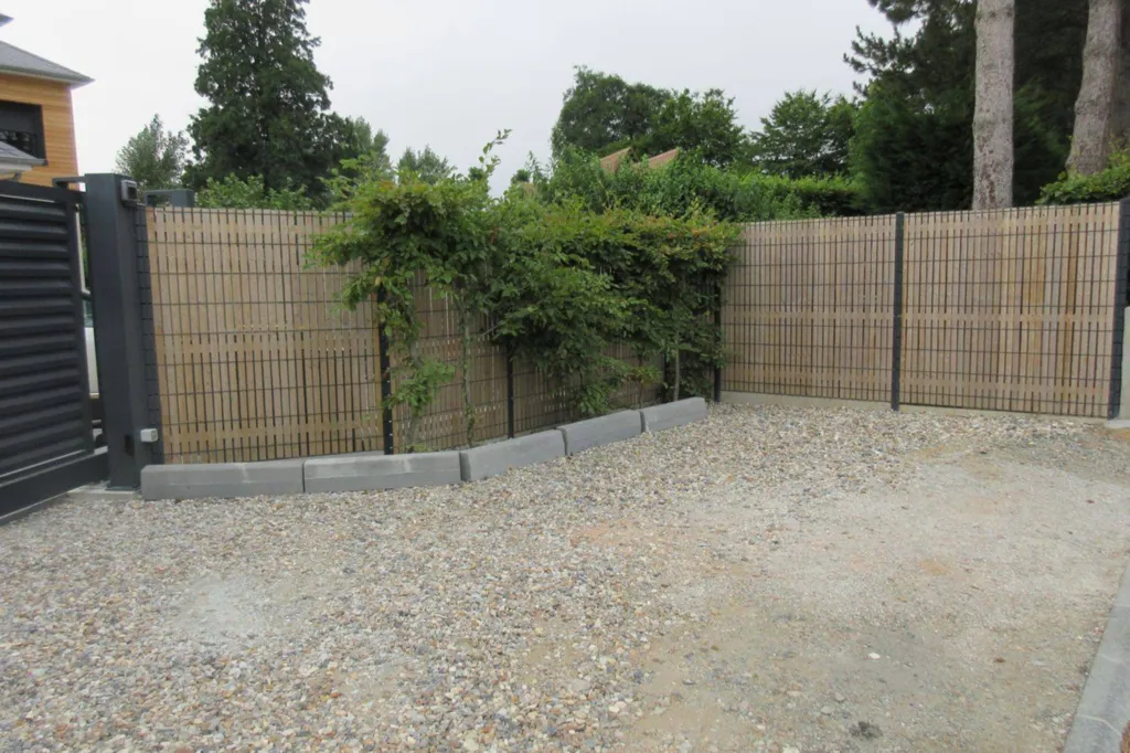 Installation de clôture rigide avec occultation Bois à Fontaine la mallet 76