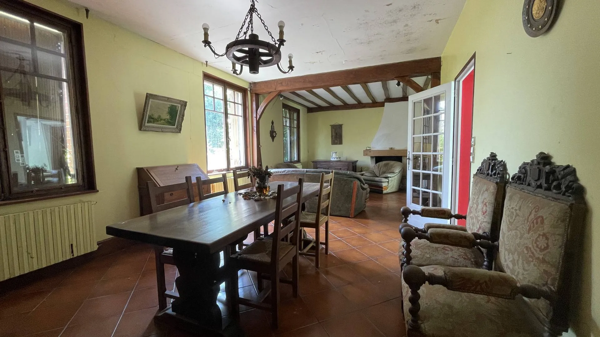 4. Propriété familiale en Normandie : maison offrant cinq chambres supplémentaires et une salle de bains avec toilettes à l'étage.