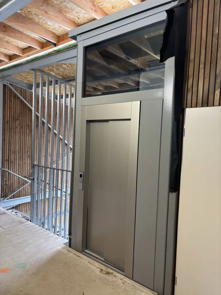 Les portes télescopiques pour cet élévateur vertical VIMEC libèrent l'espace sur le palier dans cet ERP à Marseille