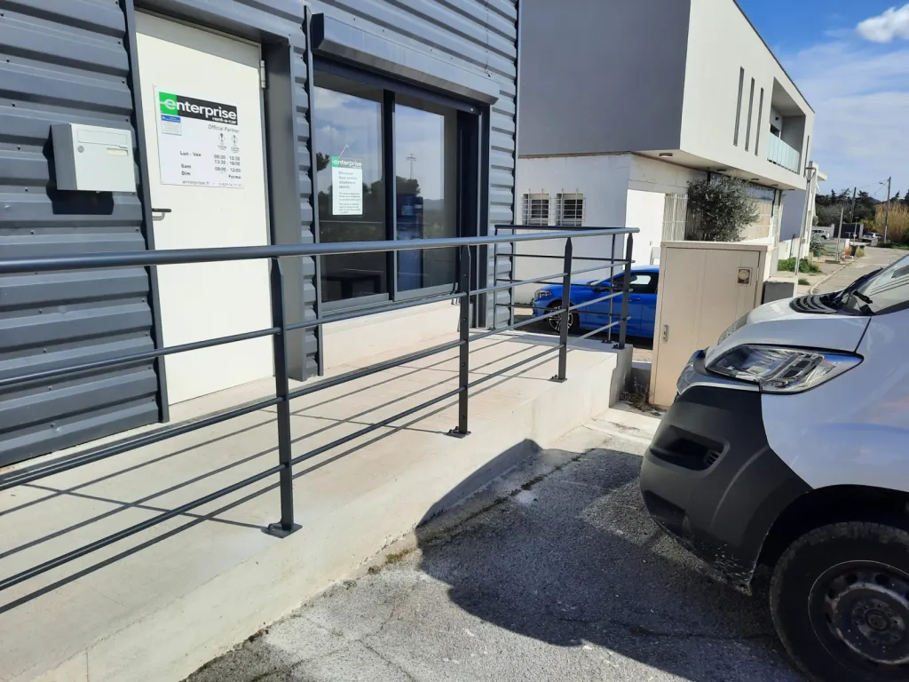 MISE EN SECURITE ACCES D'UN COMMERCE AVEC LA FABRICATION ET POSE DE GARDE CORPS FABRIQUES SUR MESURE DANS NOS ATELIERS DE FERRONNERIE A MARTIGUES DANS LA REGION PACA BDR 13