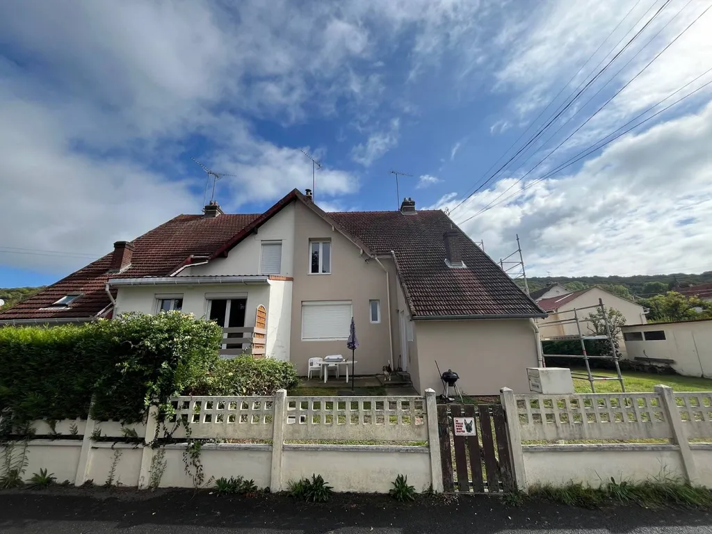 Maison de ville d'environ 63m² à vendre en centre ville du Trait, à proximité des écoles et commerces