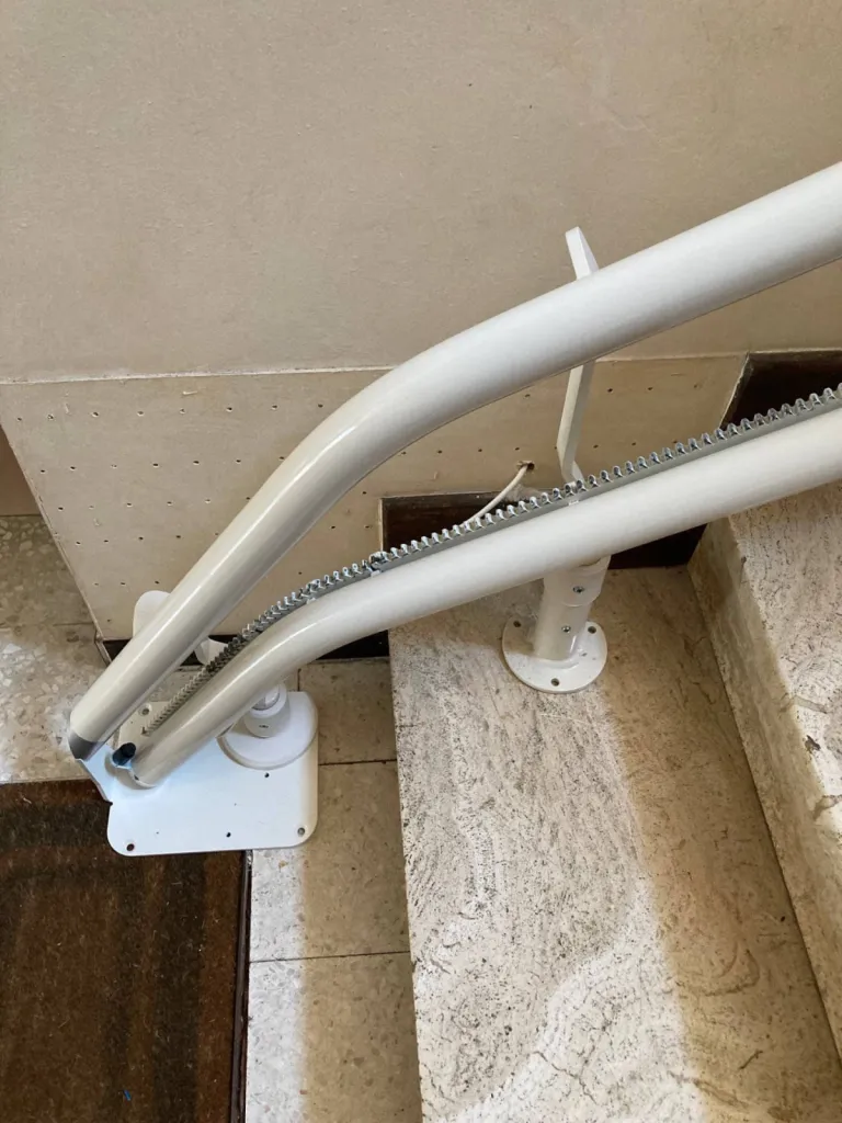 Encombrement minimal de l'espace au bas de l'escalier pour ce fauteuil monte-escaliers OTOLIFT près de Toulon