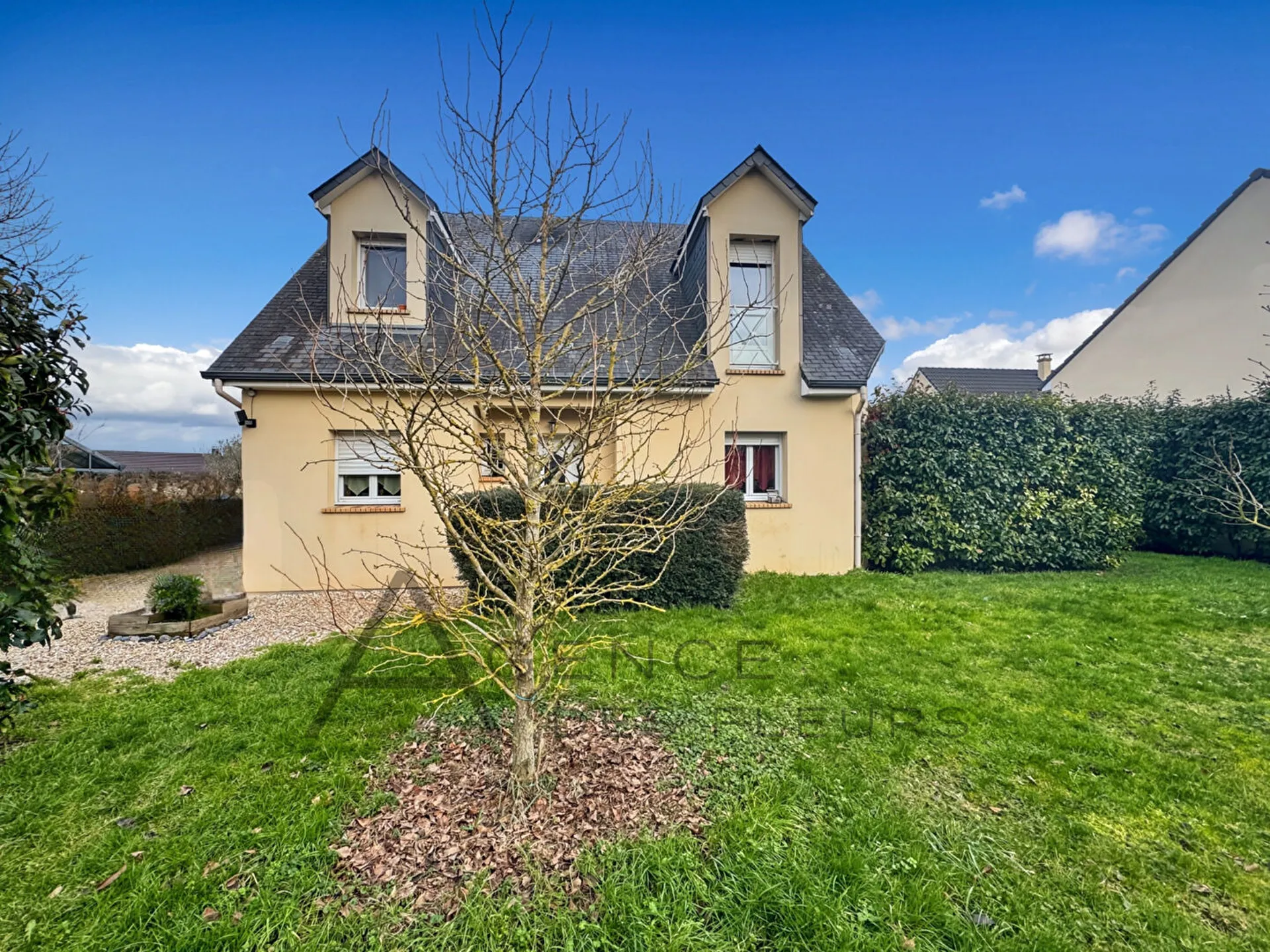 A vendre maison de 2007 de 103m² habitables édifiée sur 800m² de terrain sur la commune de Caudebec-les-Elbeuf