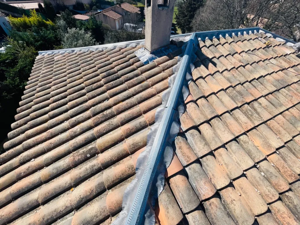 Rénovation d’une toiture de maison sur Faîtage et nettoyage de tuiles sur Fuveau 13710 près de Aix en Provence.