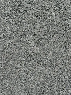 Vue rapprochée des granulats concassés BCG au Bénin, des matériaux destinés aux travaux de construction selon leurs caractéristiques techniques.