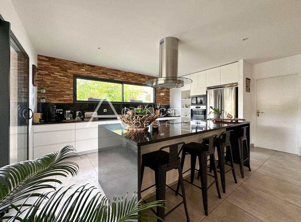 Magnifique plain-pied contemporain sur 832 m² de terrain clos.