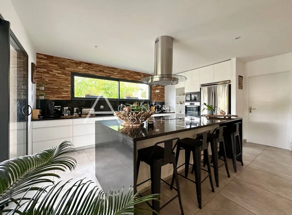 Magnifique plain-pied contemporain sur 832 m² de terrain clos.