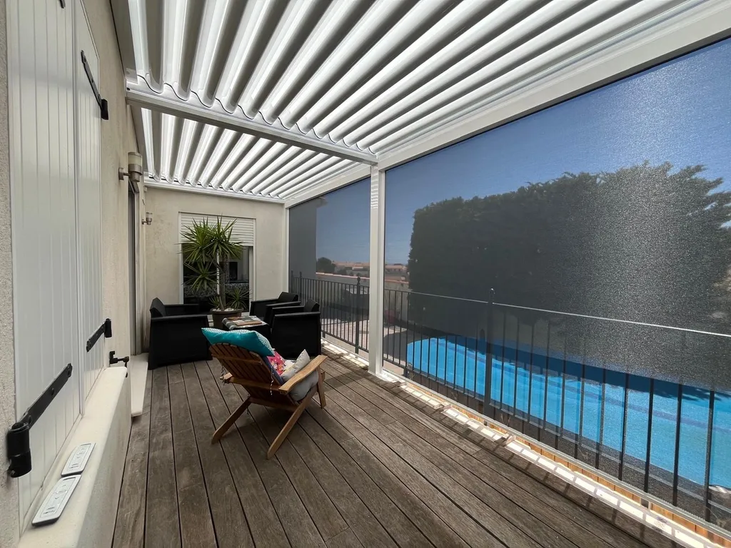Mise en place d'une pergola Marquises Modèle Izi Blanche avec Store Zip Gris Anthracite à Marignane Sublimez Votre Espace Extérieur