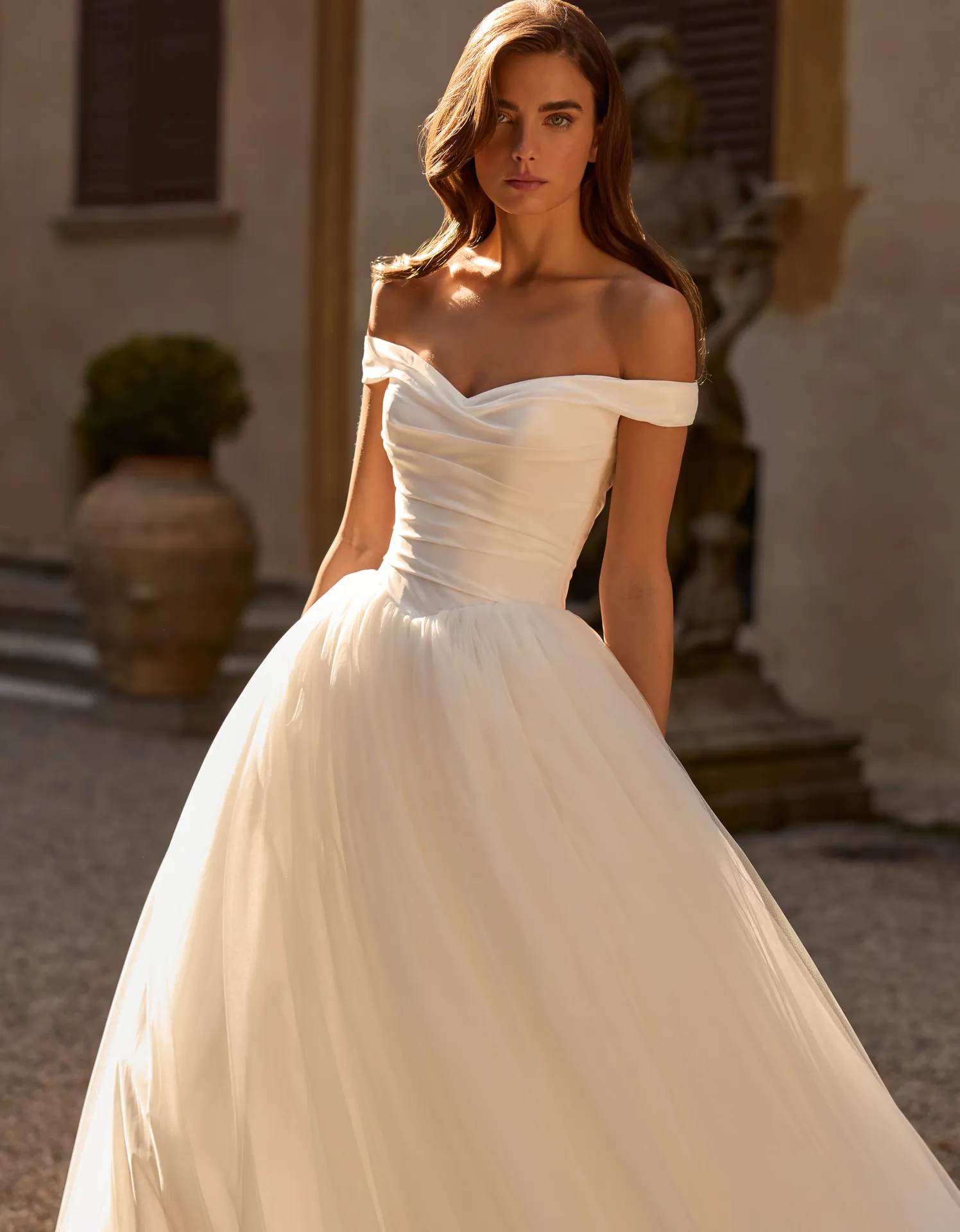 robe de mariée SHERYL Alberto Palatchi 2027 détail bustier drapé décolleté bardot épaules dégagées tissu ivoire