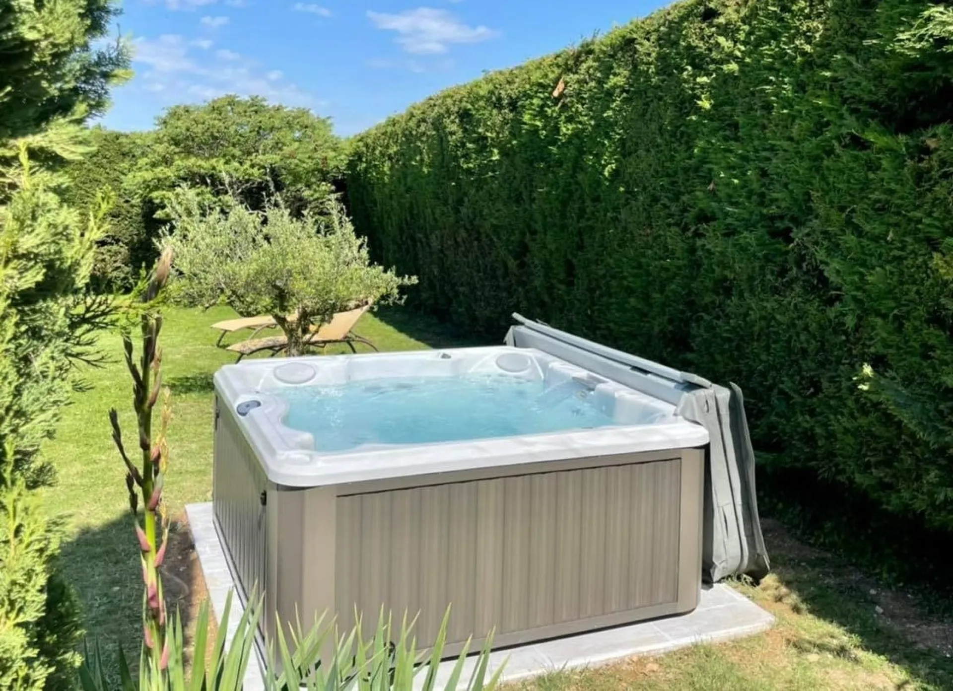 Le bien-être à domicile grâce aux Spas Jacuzzi® de chez Ambiance Spa