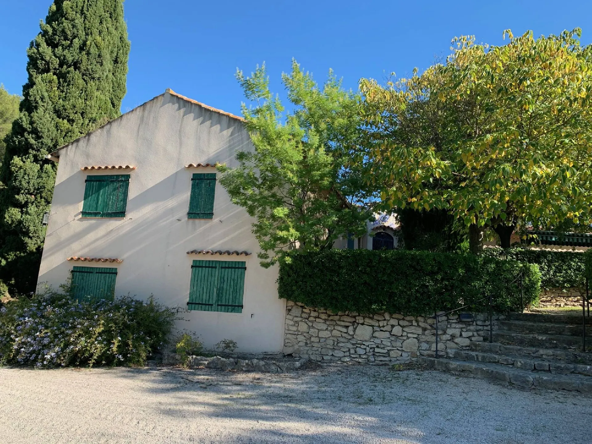 Cassis Propriété datant du 17ème sur plus de 3 hectares de terrain au calme et entourée de vignes