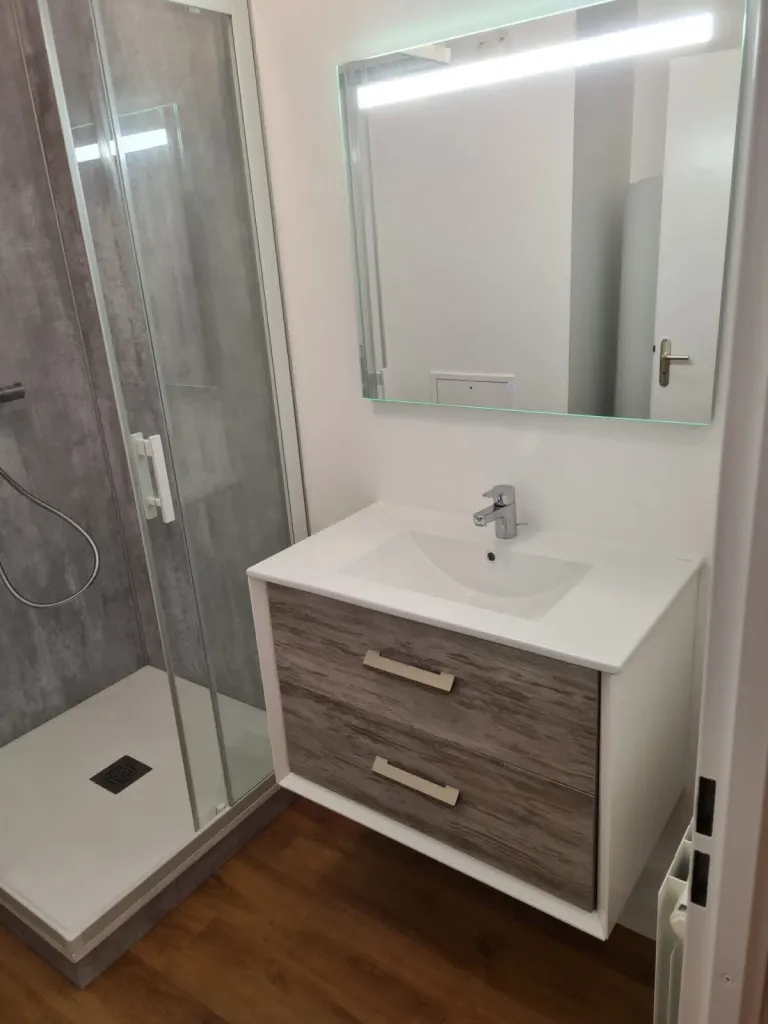 Rénovation d'une salle de bains suite à un dégât des eaux dans un appartement situé en centre ville du Havre 76