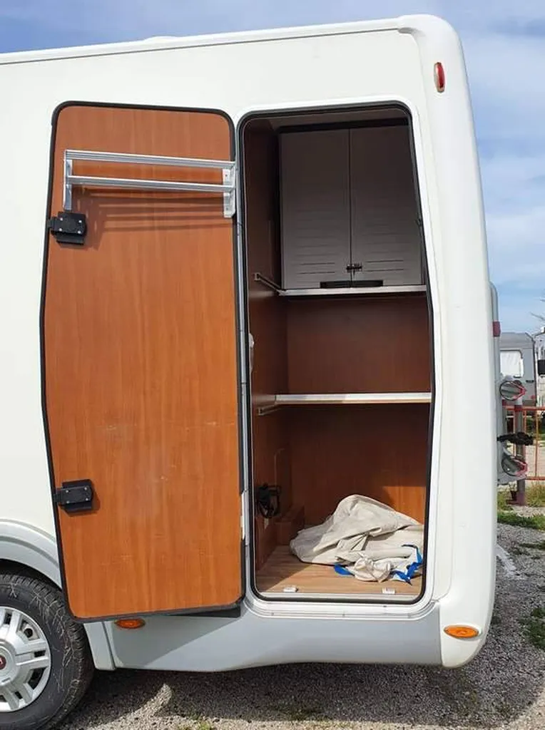 GRANDE SOUTE ARRIERE DANS LES BOUCHES DU RHONE A LANCON DE PROVENCE 13680