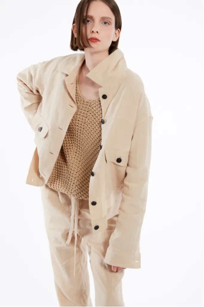 Lis Lareida un look pointu pour une femme qui aime les lignes épurées