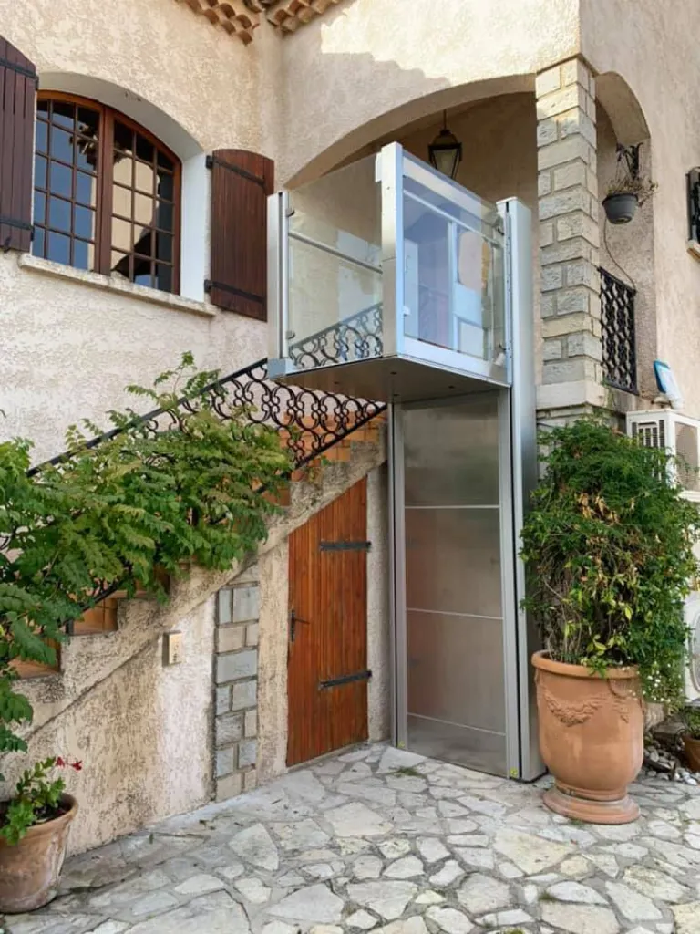 Livraison et installation d'une plateforme élévatrice Barduva RB150 dans une maison à Roquefort la Bédoule près de Cassis