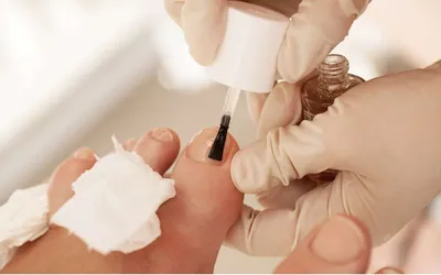 Pose de vernis semi permanent pieds avec finition brillante et tenue longue durée pour des ongles soignés et une pédicure élégante durable proche Mérignac