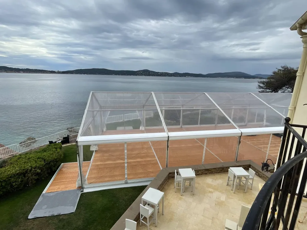 Montage d'une structure cristal pour un mariage en bord de mer à Grimaud près de Saint-Tropez