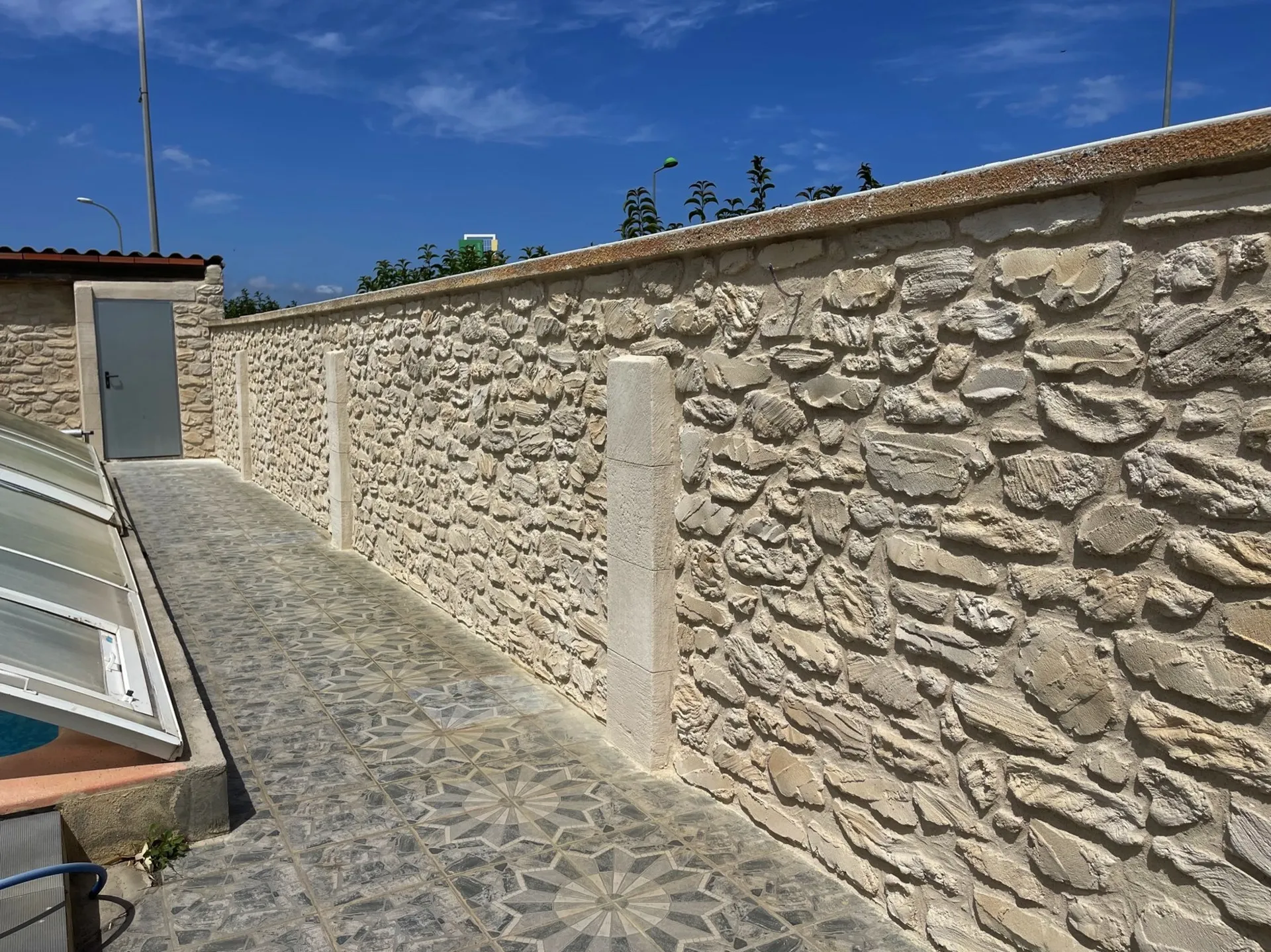 Décoration d’un porche d’entrée et d’une clôture autour d’une piscine à Rivesaltes proche de Perpignan dans les Pyrénées Orientales 