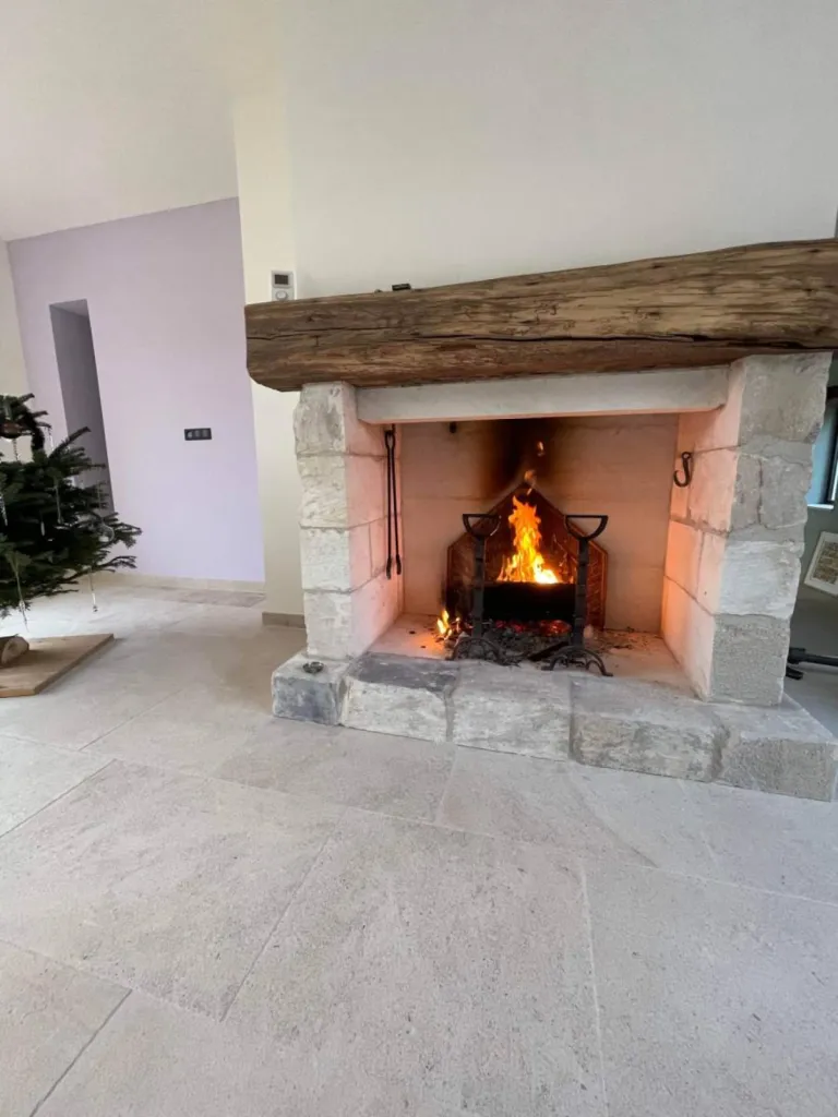 Dallage en pierre de Dordogne clair nuancé entre Alès et Bagnols-sur-Cèze