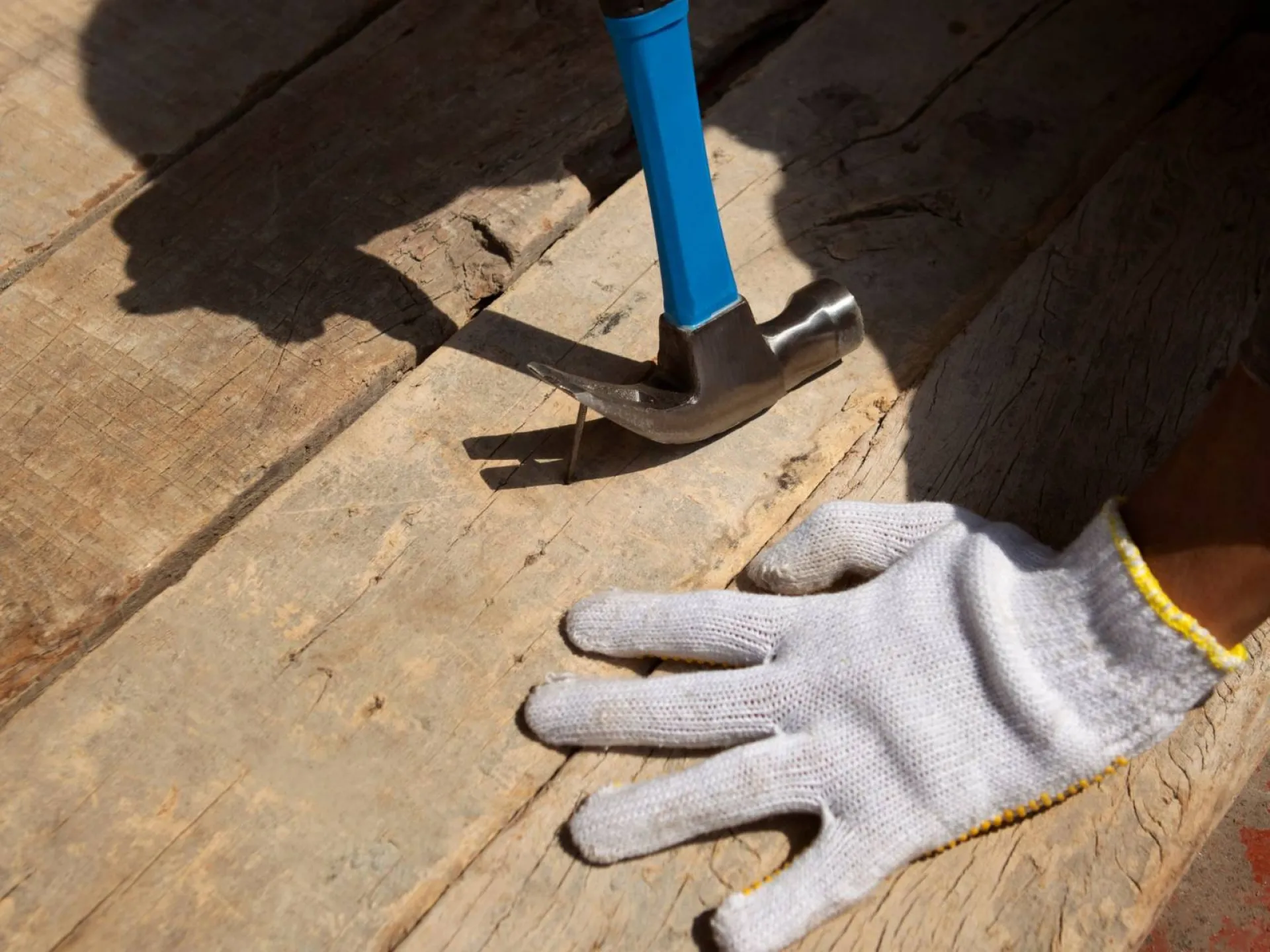Contrôle de la structure d'une terrasse en bois dans une maison à Caqueiranne dans le Var