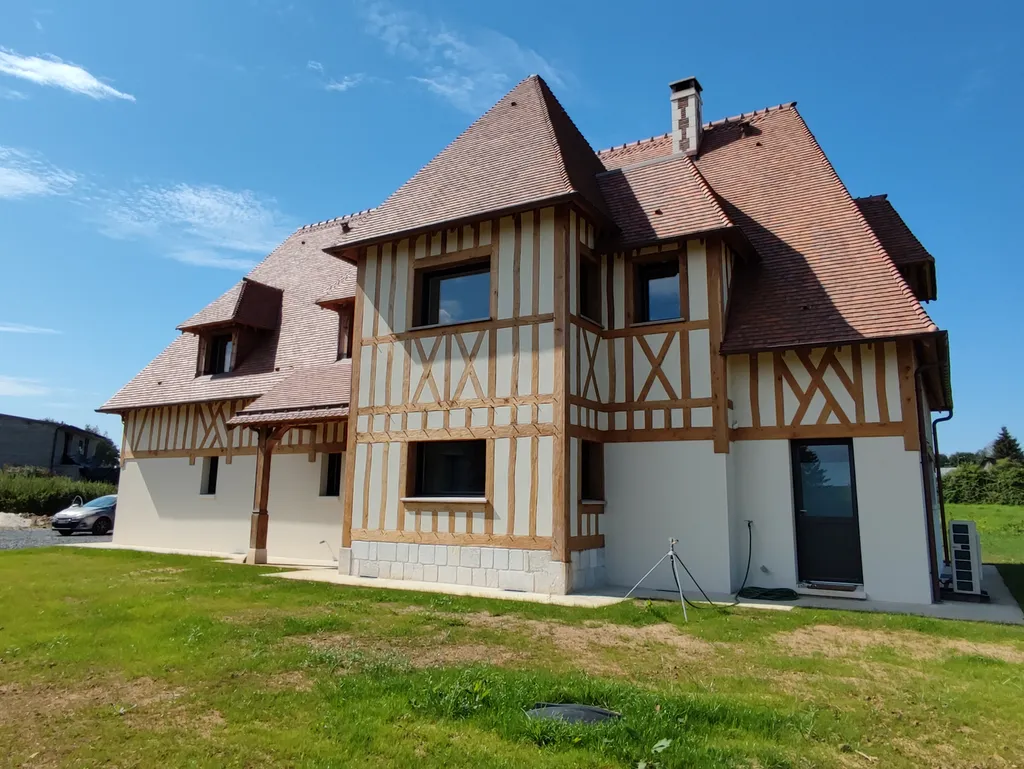 Maison normande traditionnelle tuiles plates et colombages dans l'Eure 27