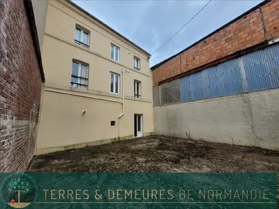 Rare à la vente Maison de ville avec cour d'environ 80 m², dans le centre-ville de Lisieux 14100