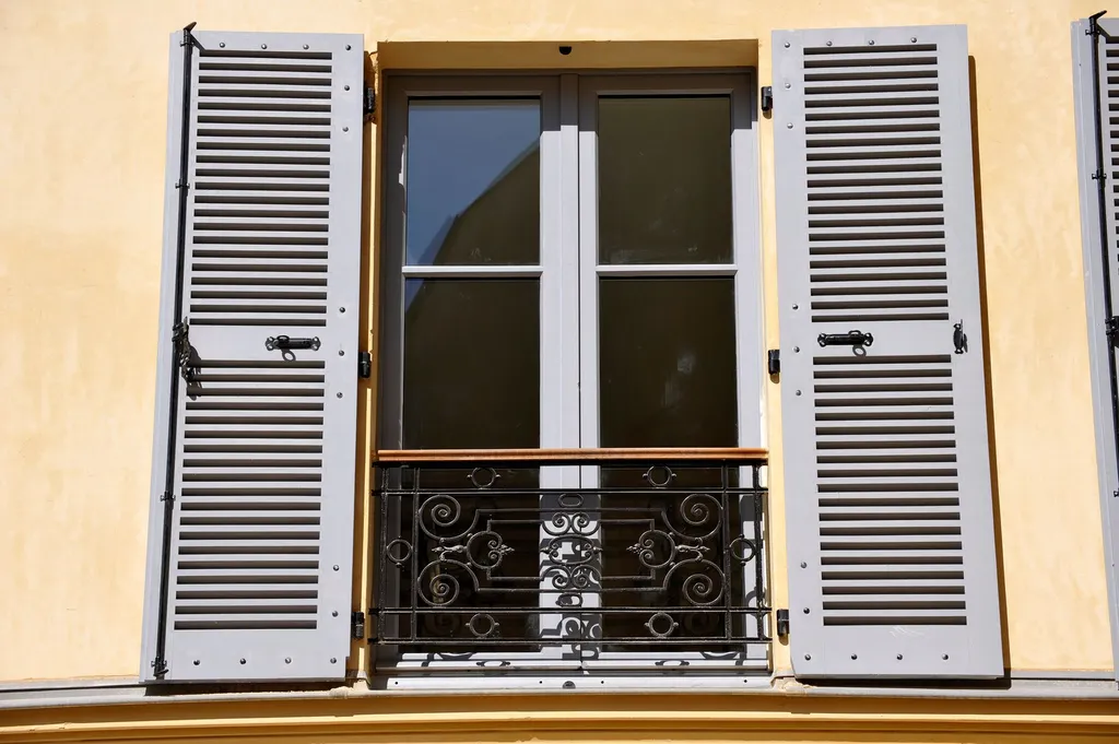Installer des volets marseillais en bois sur mesure pour sublimer l’extérieur de votre maison à Marseille et ses alentours