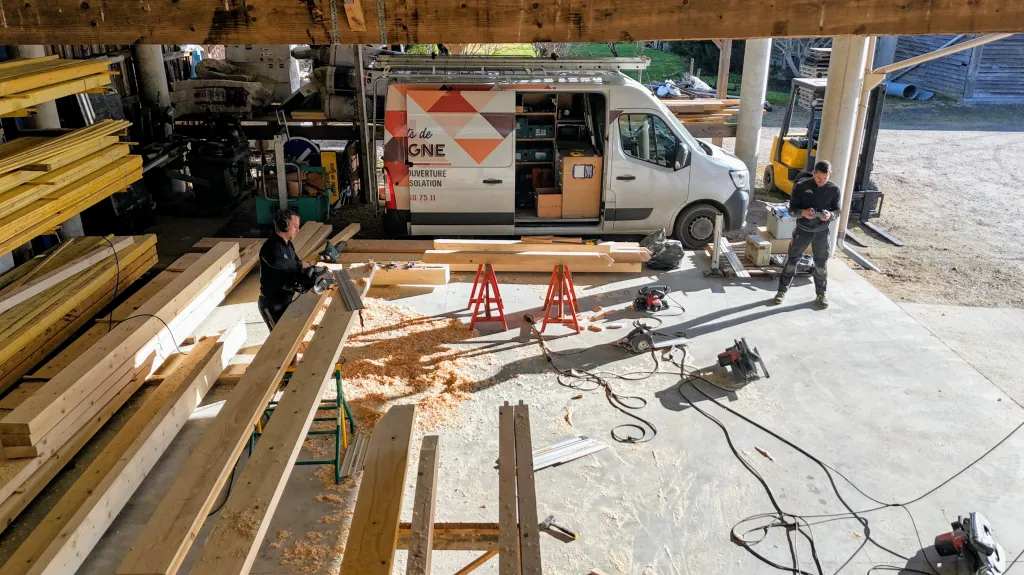 Taille de charpente traditionnelle en atelier