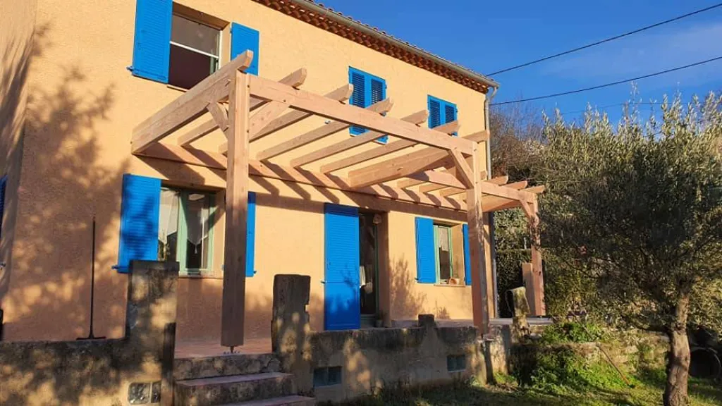Fabrication et pose d'une pergola bois pour villa dans le Var