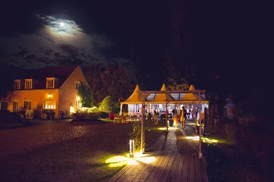 Votre agence d'organisation de mariage pour une réception colorée dans un manoir avec piscine en Seine et Marne