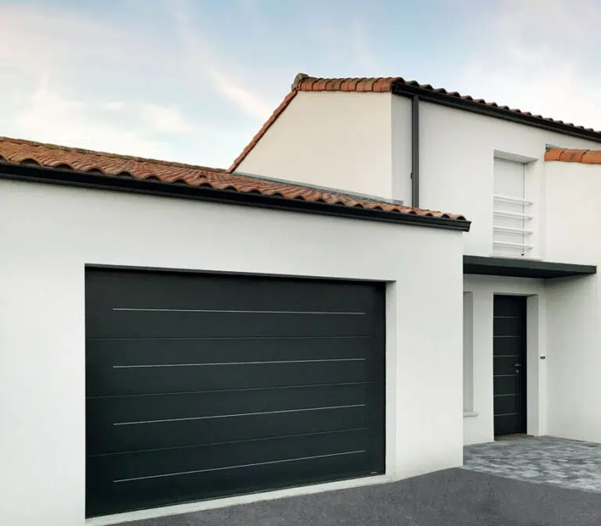 Fourniture et pose de portail aluminium motorisé et porte de garage sectionnelle assortie, installation complète réalisée à Saint-Médard-en-Jalles 33160